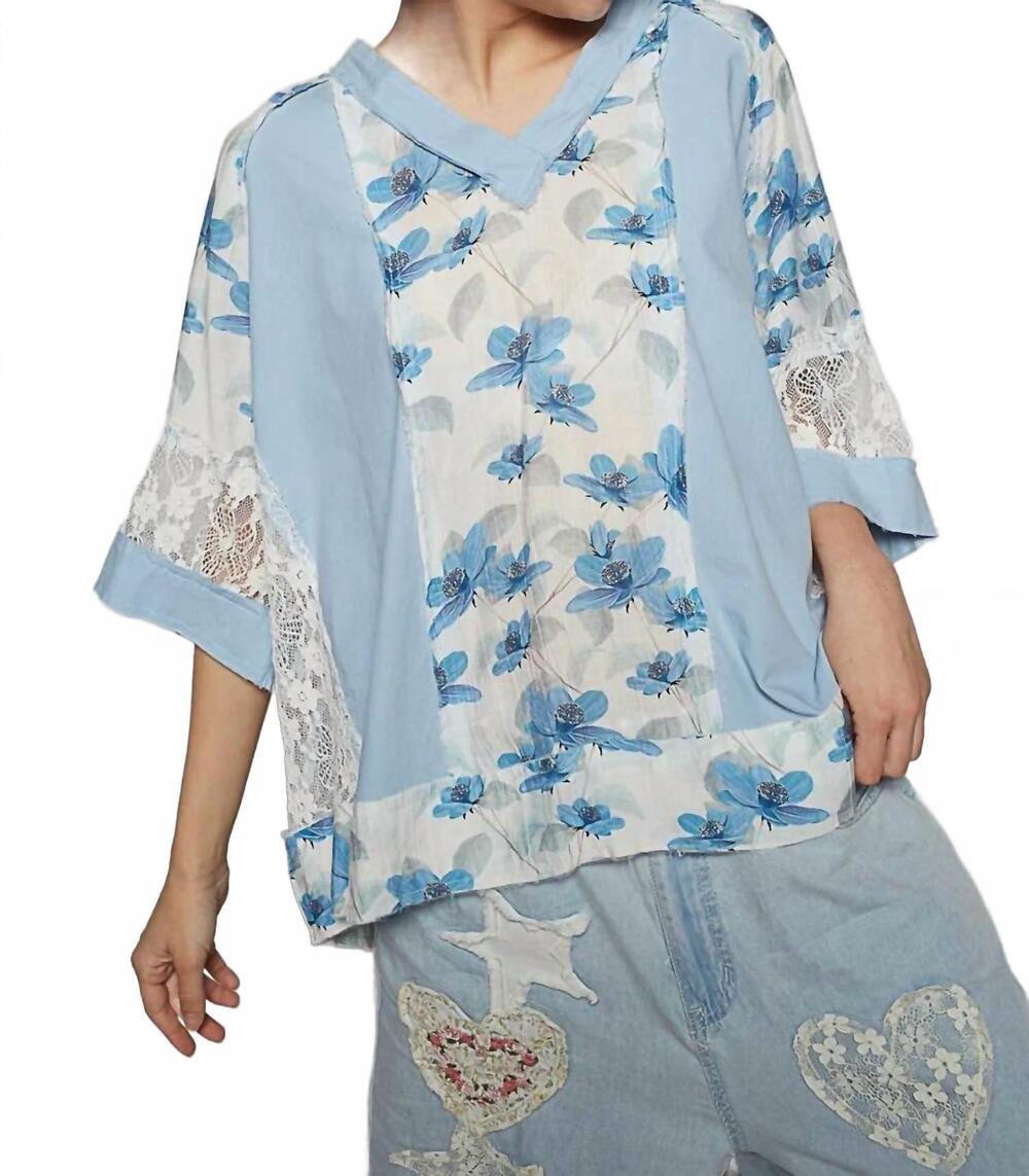 NEW POL denim floral short sleeve top in blue